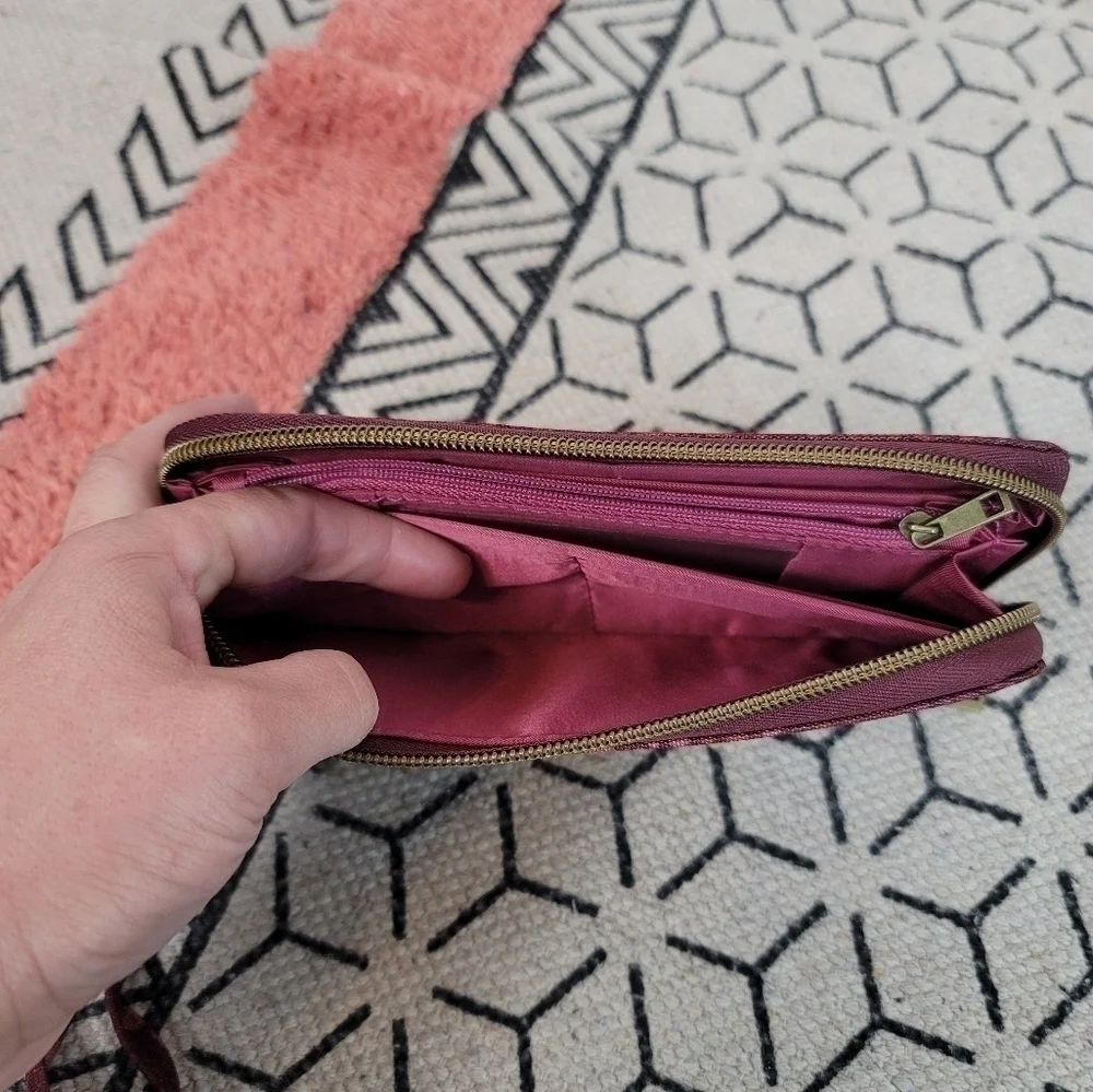 TRAVELON MAROON FLORAL FULL ZIPPER WALLET w WRISTLET